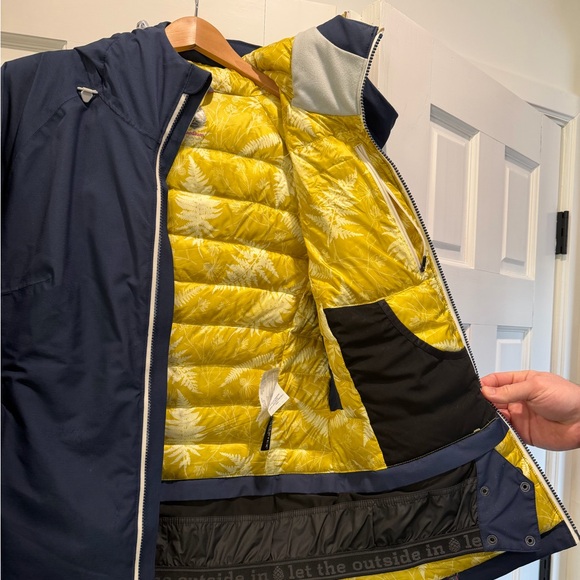 Size Medium Stio Women’s Navy Ski Jacket - Picture 2 of 3